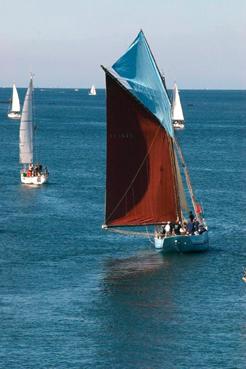 Iconographie - Le cotre sardinier "Marche Avec" lors de la route de L'Amitié