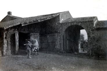 Iconographie - Le Retail, la cour de la ferme et le porche