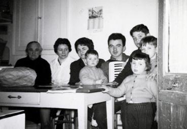 Iconographie - Famille Rambaud et le frère de Maximin à l'accordéon