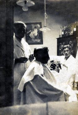 Iconographie - Maximin Rambaud dans son salon de coiffure