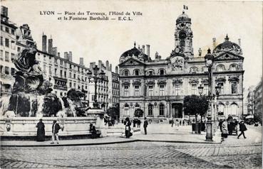 Iconographie - Place des Terreaux, l'hôtel de Ville et la fontaine Bartholdi