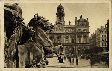 Iconographie - Place des Terreaux, la fontaine Bartholdi et l'hôtel de Ville