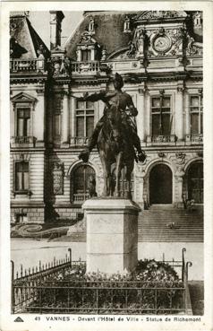 Iconographie - Devant l'hôtel de Ville - Statue de Richemont