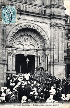 Iconographie - Procession d'un pèlerinage - Sortie de la statue de Sainte-Anne au grand portail