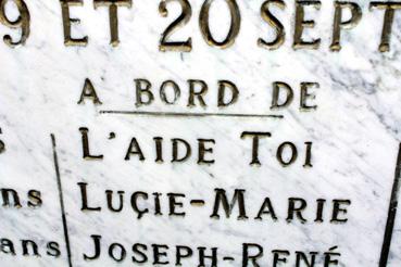 Iconographie - Détail de la plaque commémorative des naufragés au cimetière