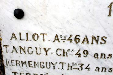 Iconographie - Détail de la plaque commémorative des naufragés au cimetière