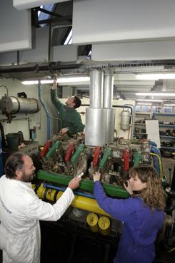 Iconographie - Centre de formation continue maritime - Femme travaillant sur un moteur de bateau