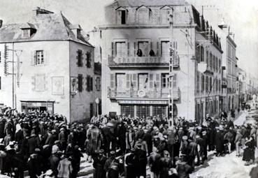 Iconographie - Tournage devant l'hôtel de L'Amiral du film 'Le chien jaune'