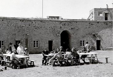 Iconographie -  Déjeuner dans la cour de Fort Cigogne, école de voile des Glénans 