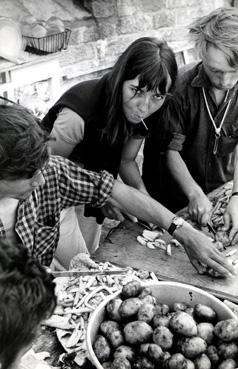 Iconographie - Préparation collective des repas à l'école de voile des Glénans