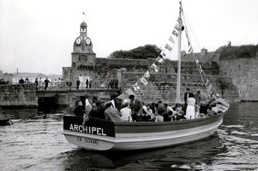 Iconographie - Le bateau l'Archipel devant la Ville Close, école de voile des Glénans 