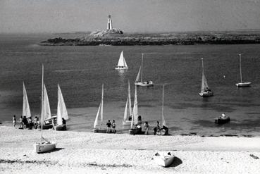 Iconographie - Voiliers devant un amer de l'école de voile des Glénans 