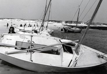 Iconographie - Des cavales et un cotre échoués pour nettoyage, école de voile des Glénans