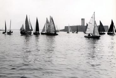 Iconographie - Voiliers de l'école de voile des Glénans devant le Fort Cigogne