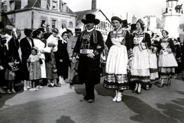 Iconographie - Fête des Filets Bleus - Défilé à la Croix