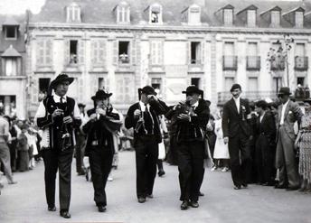 Iconographie - Fête des Filets Bleus - Sonneurs de biniou et de bombarde