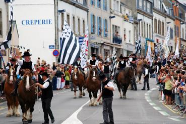 Iconographie - Festival des Filets Bleus - Le défilé avec les chevaux