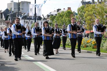 Iconographie - Festival des Filets Bleus - Un bagad