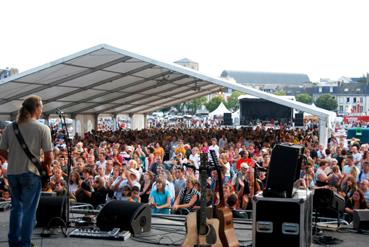 Iconographie - Festival des Filets Bleus - Le public d'un concert