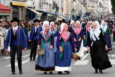 Iconographie - Festival des Filets Bleus - Groupe en danse