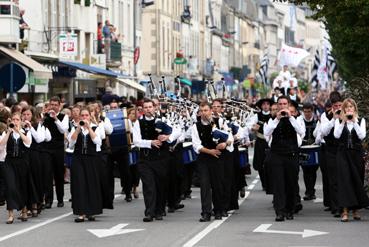 Iconographie - Festival des Filets Bleus - Bagad du défilé