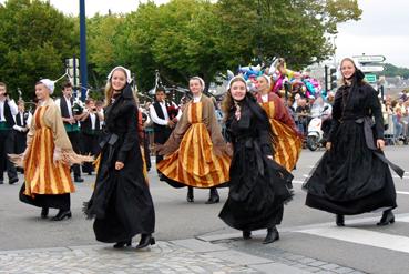 Iconographie - Festival des Filets Bleus - Jeunes danseuses