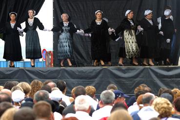 Iconographie - Festival des Filets Bleus - Femmes sortant de scène