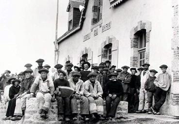 Iconographie - Marins pêcheurs devant l'Abri du Marin du Passage-Lanriec