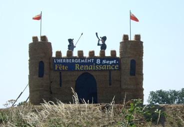 Iconographie - Fête renaissance - Bottes de paille formant un château à La Motte