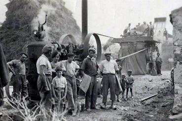 Iconographie - La Grange-Chotard - Le battage devant la maison d'Arthur Bourmaud