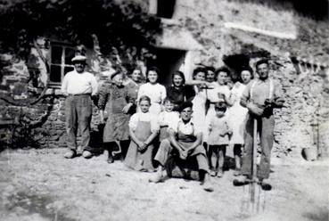 Iconographie - Famille d'Athanase Dahéron devant la maison pendant les vendanges