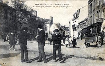 Iconographie - Place de la Mairie - A l'arrière, le bureau des Postes et Télégraphe