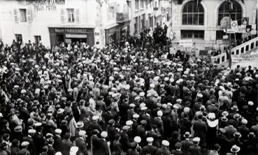 Iconographie - Manifestation des ouvriers devant les halles