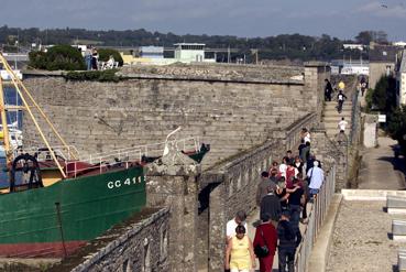 Iconographie - Promeneurs sur les remparts