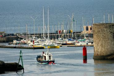 Iconographie - Bateau dans le chenal entre les balises