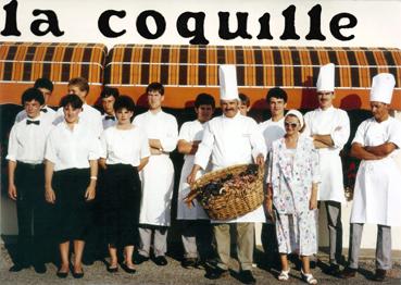 Iconographie - Jean-François Le Maître, patron du restaurant La coquille, et le personnel