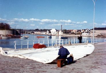 Iconographie - A la voilerie Le Rose, travail d'une voile sur le quai