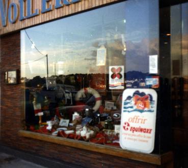 Iconographie - Vitrine du magasin de la voilerie Le Rose