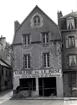 Iconographie - L'aménagement de la nouvelle vitrine du magasin Le Rose