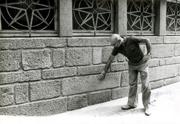 Iconographie - Eugène Le Rose devant ses entrepôts, rue Dugué-Trouin