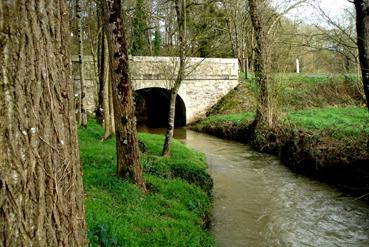 Iconographie - Le pont du ruisseau La Rue, route départementale n° 4B