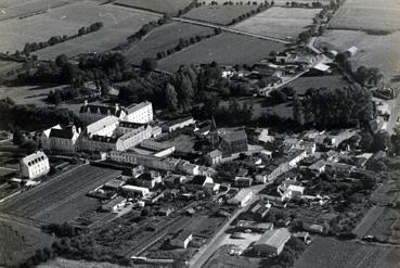 Iconographie - Le bourg et la maison de Soeurs, vue aérienne