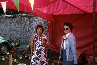 Iconographie - Kermesse - Femmes derrière un stand