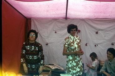 Iconographie - Kermesse - Femmes derrière un stand