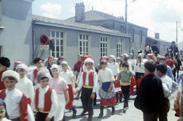 Iconographie - Kermesse - Le défilé dans la rue