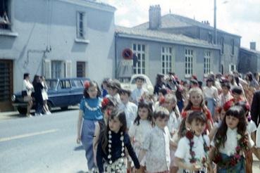 Iconographie - Kermesse - Enfants entrant sur le parc