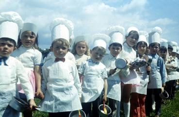 Iconographie - Kermesse - Les enfants costumés en cuisinier