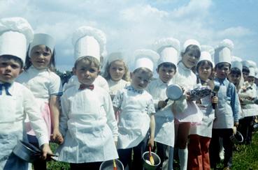 Iconographie - Kermesse - Les enfants costumés en cuisinier