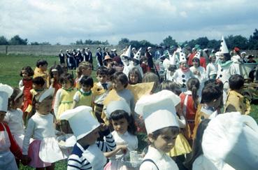 Iconographie - Kermesse - Les enfants costumés et "Les Joyeux Vendéens" du Boupère