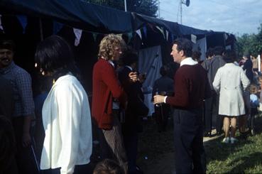 Iconographie - Kermesse - Des participants devant les stands